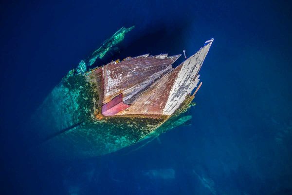 atemberaubendes Drohnenbild - abstrakte Luftaufnahme - Ein gesunkenes Schiff auf der Insel Huemul